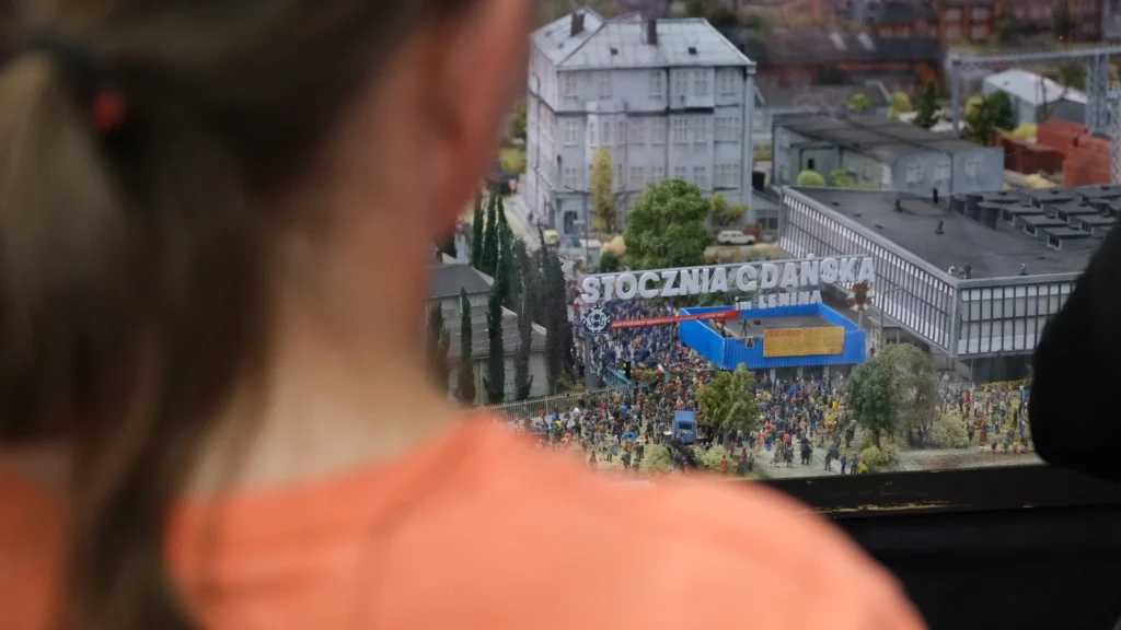 dziewczyna patrząca na makietę