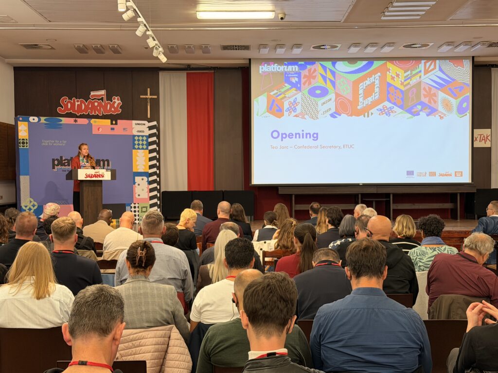 Ludzie w sali konferencyjnej