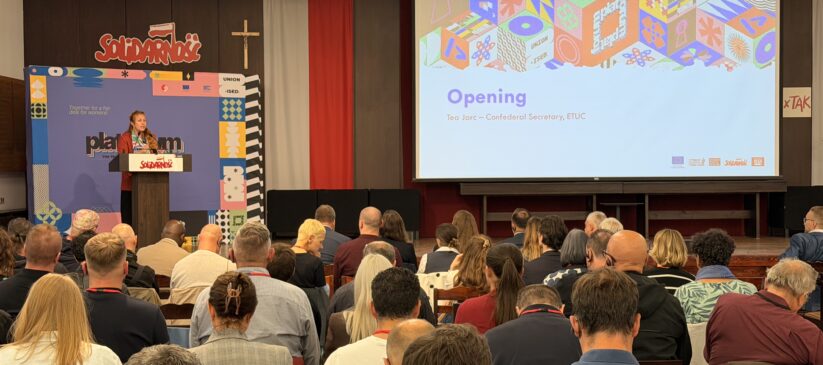 ludzie na sali konferencyjnej