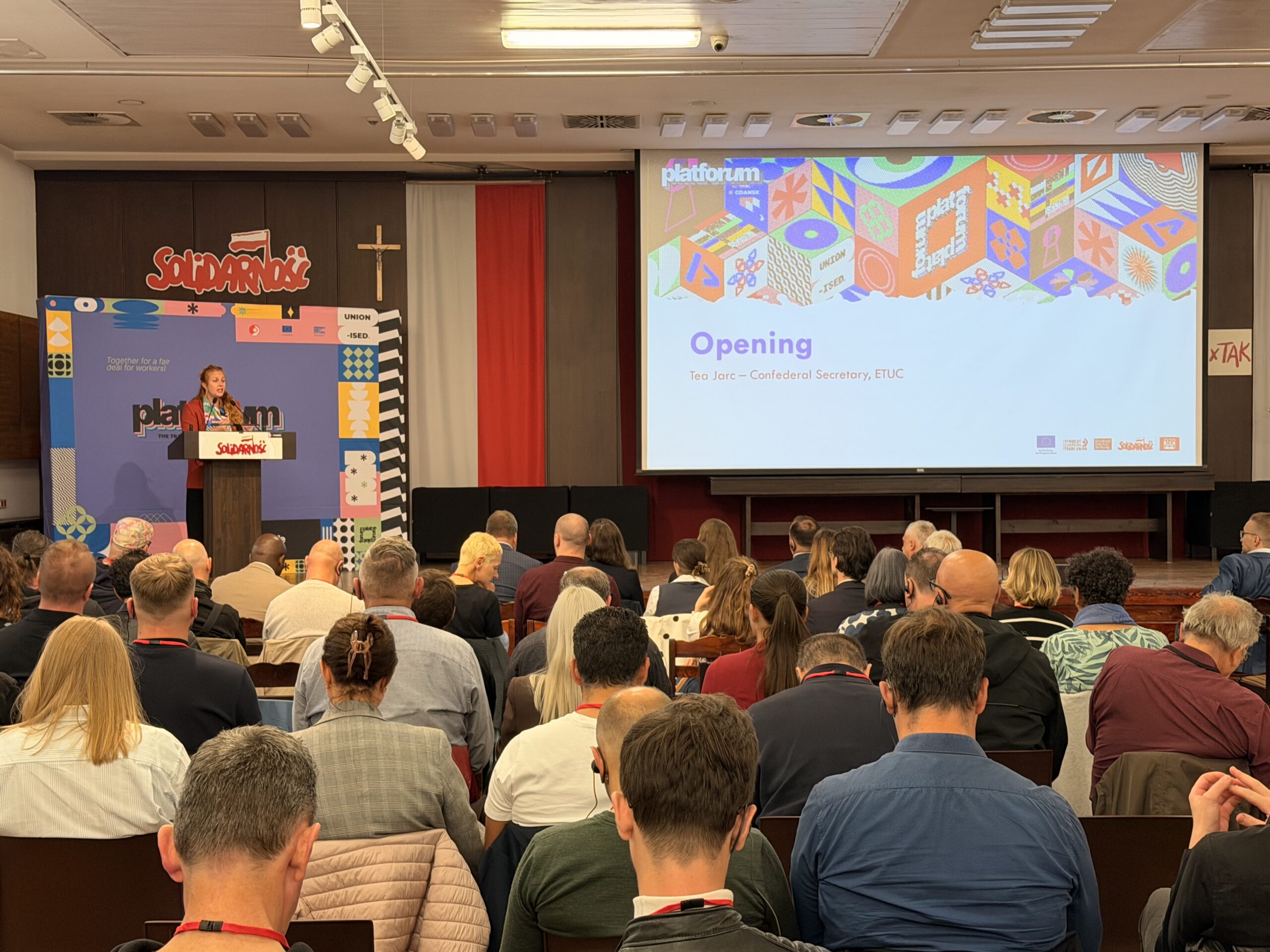 ludzie na sali konferencyjnej