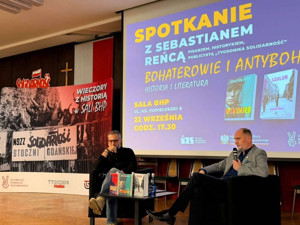 dwóch mężczyzn na scenie