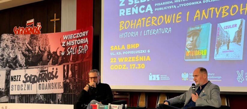 mężczyźni na scenie