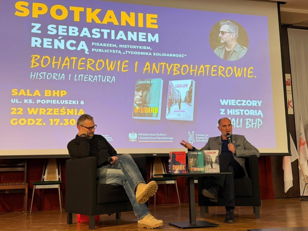 dwóch mężczyzn na scenie