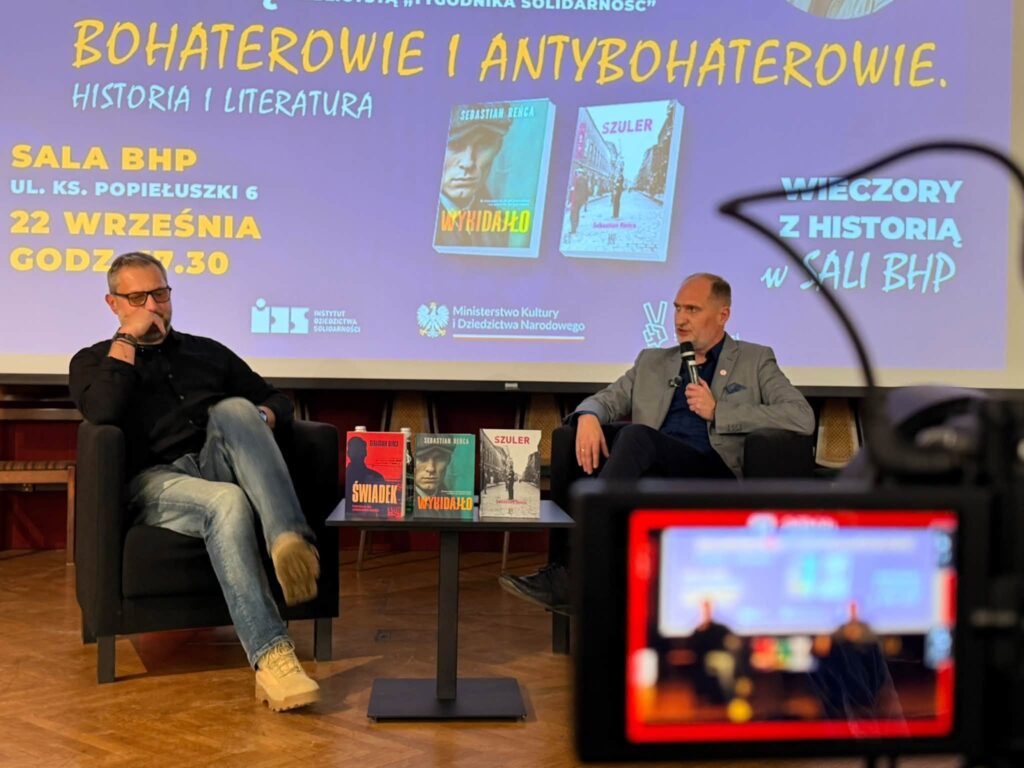 dwóch mężczyzn na scenie